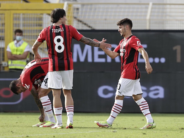 Pemain Milan Brahim Diaz merayakan gol keduanya bersama Sandro Tonali pada 25 September 2021
