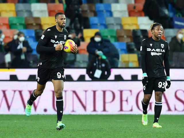 Beto, da Udinese, comemora seu segundo gol com Brandon Soppy em 9 de janeiro de 2022