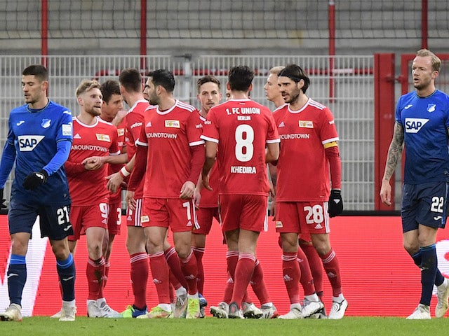 Andreas Voglsammer dari Union Berlin merayakan gol pertamanya bersama rekan satu timnya pada 15 Januari 2022