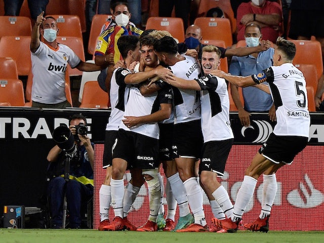 Hugo Duro, do Valencia, comemora seu primeiro gol com companheiros de equipe em 19 de setembro de 2021