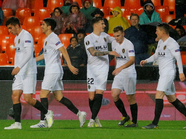 Toni Lato merayakan dengan rekan setimnya setelah mencetak gol pada 18 April 2019