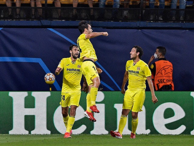 Manu Trigueros dari Villarreal merayakan gol pertamanya bersama rekan satu timnya pada 14 September 2021