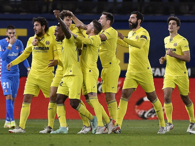 Pau Torres, do Villarreal, comemora seu primeiro gol com companheiros de equipe em 9 de janeiro de 2022