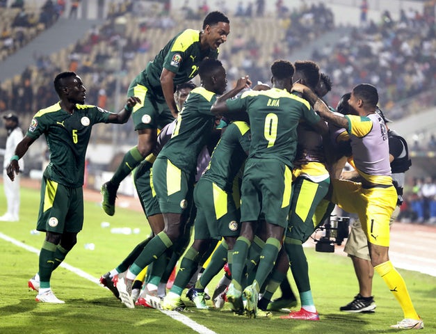Famara Diedhiou dari Senegal merayakan gol pertamanya bersama rekan satu timnya pada 30 Januari 2022