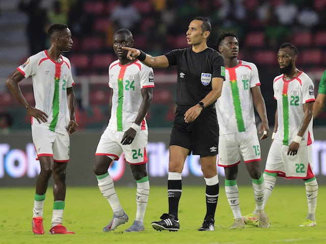 Wasit Mustapha Ghorbal menganulir gol Burkina Faso karena offside pada 9 Januari 2022
