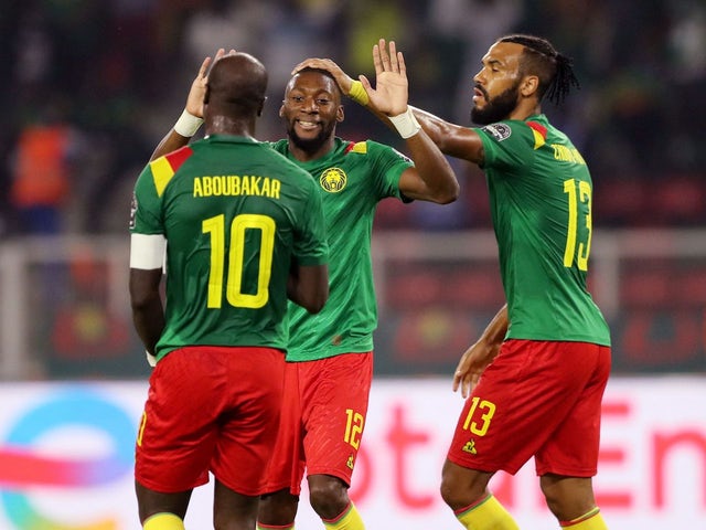 Karl Toko-Ekambi, de Camarões, comemora seu primeiro gol com Vincent Aboubakar e Eric Maxim Choupo-Moting em 24 de janeiro de 2022