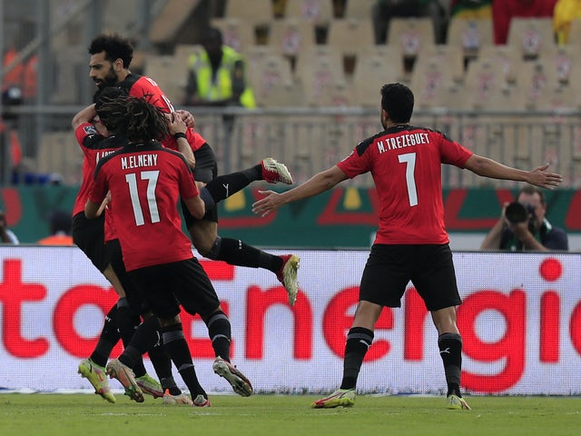 Mohamed Salah, do Egito, comemora seu primeiro gol com companheiros de equipe em 30 de janeiro de 2022