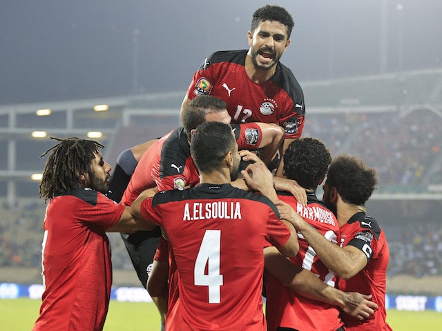 Mohamed Abdelmonem, do Egito, comemora seu primeiro gol com companheiros de equipe em 19 de janeiro de 2022
