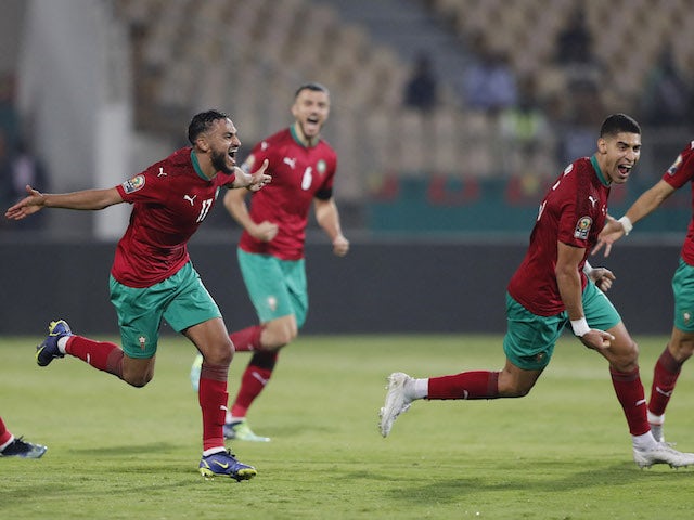 Sofiane Boufal, do Marrocos, comemora seu primeiro gol com companheiros de equipe em 10 de janeiro de 2022