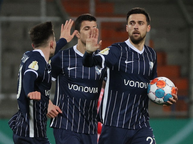 Milos Pantovic, do Bochum, comemora seu primeiro gol com companheiros de equipe em 18 de janeiro de 2022