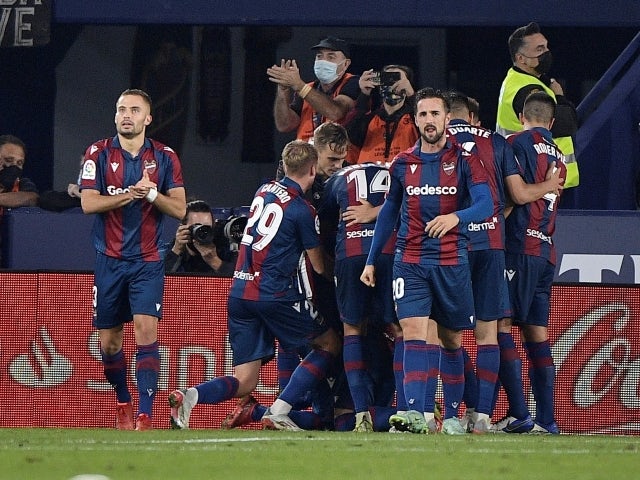Enis Bardhi, do Levante, comemora seu segundo gol com companheiros em 28 de outubro de 2021