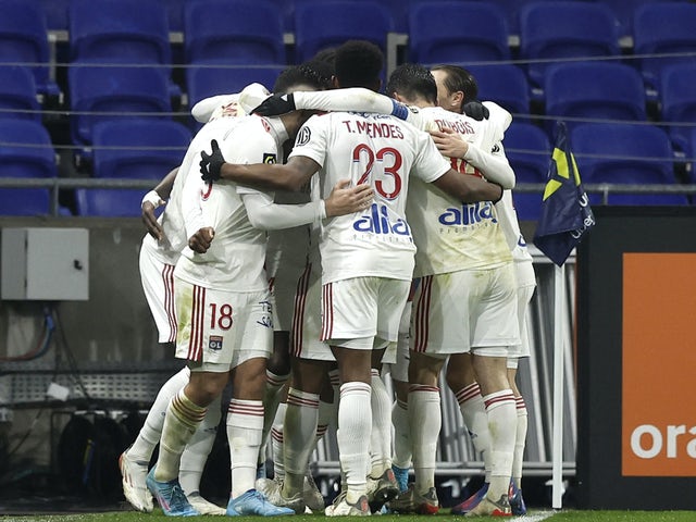 Moussa Dembele, do Lyon, comemora seu segundo gol com companheiros de equipe em 1º de fevereiro de 2022