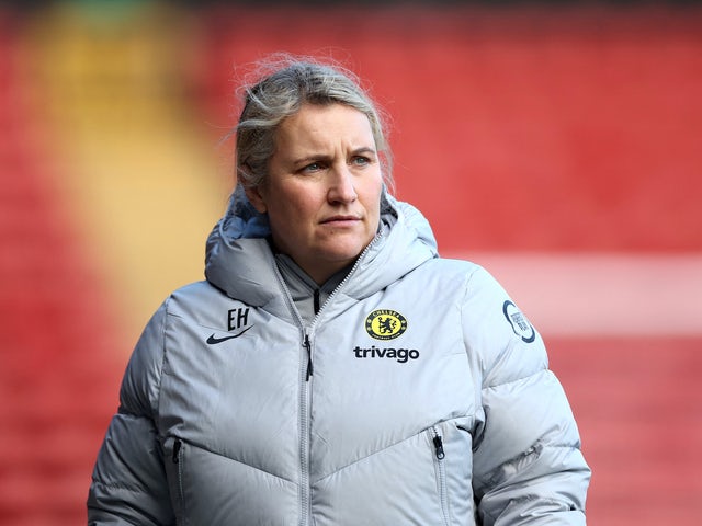 A gerente do Chelsea Feminino, Emma Hayes, antes da partida em 28 de janeiro de 2022