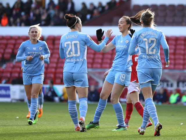 Caroline Weir, do Manchester City Feminino, comemora seu primeiro gol com Lucy Bronze, Filippa Angeldahl e companheiros de equipe em 28 de janeiro de 2022