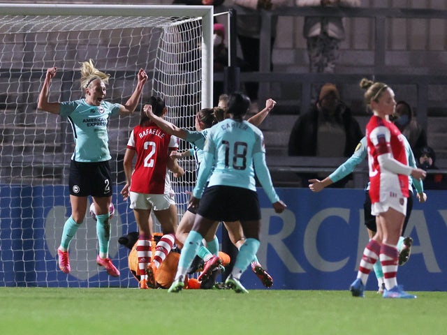 Emma Koivisto, do Brighton & Hove Albion Feminino, comemora seu primeiro gol em 27 de janeiro de 2022