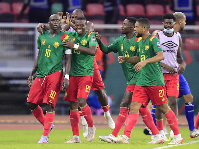Vincent Aboubakar, de Camarões, comemora seu terceiro gol com companheiros de equipe em 13 de janeiro de 2022