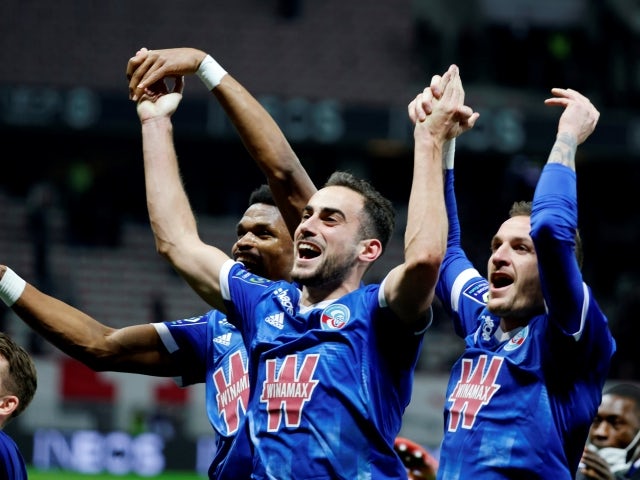 Jogadores do Estrasburgo comemoram após a partida contra o Nice em 5 de dezembro de 2021