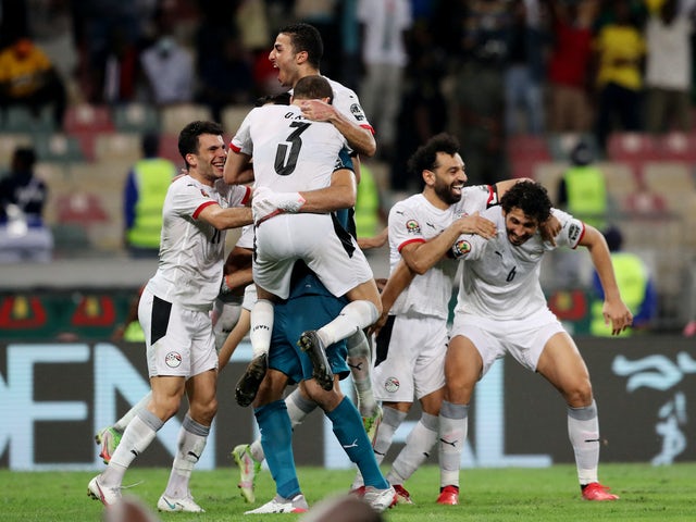 Mohamed Salah, do Egito, comemora com companheiros de equipe após vencer a disputa de pênaltis em 26 de janeiro de 2022