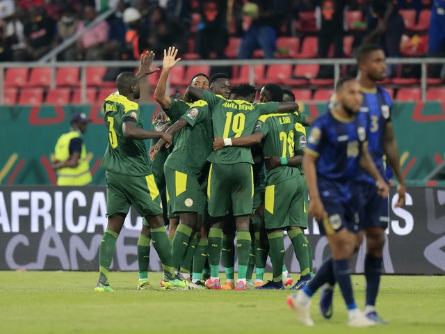 Sadio Mane, do Senegal, comemora seu primeiro gol com companheiros de equipe em 25 de janeiro de 2022
