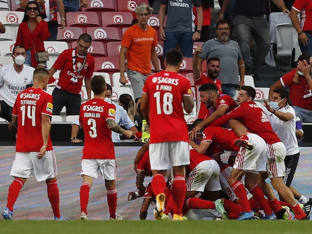 Gilberto, do Benfica, comemora o segundo gol com os companheiros em agosto de 2021