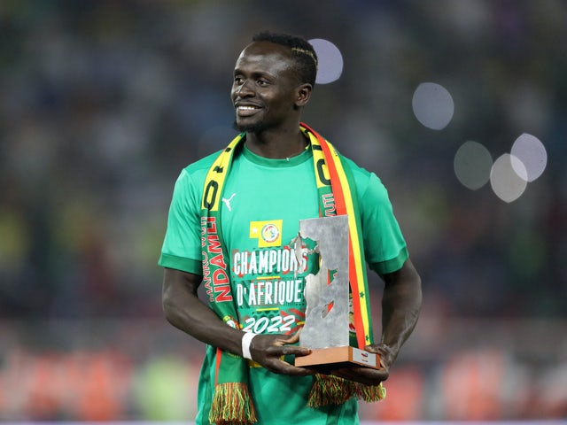 Sadio Mane, do Liverpool e do Senegal, comemora com o prêmio de Jogador do Torneio da Copa das Nações Africanas em 6 de fevereiro de 2022