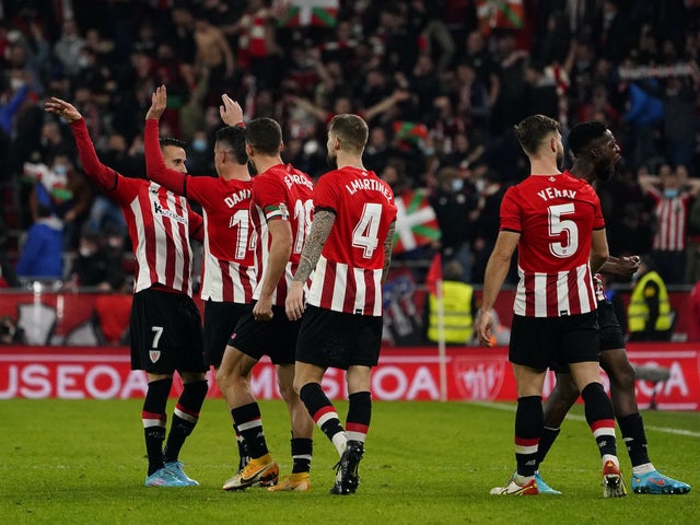 Alex Berenguer, do Athletic Bilbao, comemora seu primeiro gol com companheiros de equipe em 3 de fevereiro de 2022