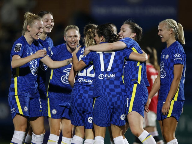 Jessie Fleming, do Chelsea Feminino, comemora seu segundo gol com companheiros de equipe em 2 de fevereiro de 2022
