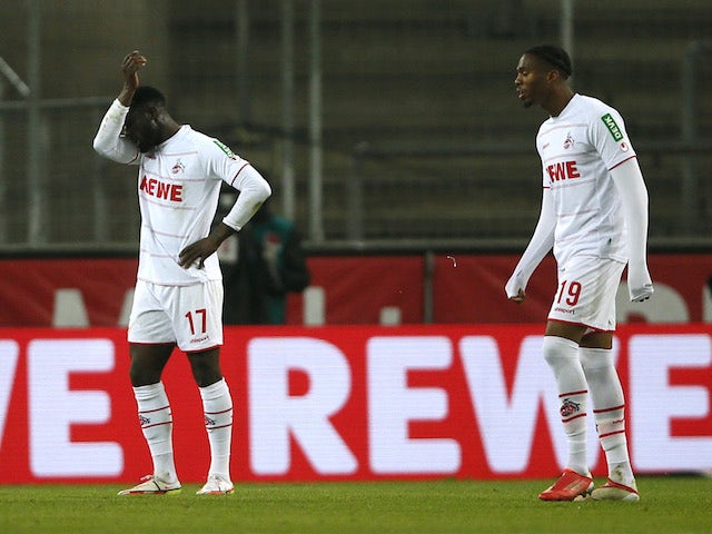 Kingsley Ehizibue e Kingsley Schindler do Koln reagem após a partida em 15 de janeiro de 2022