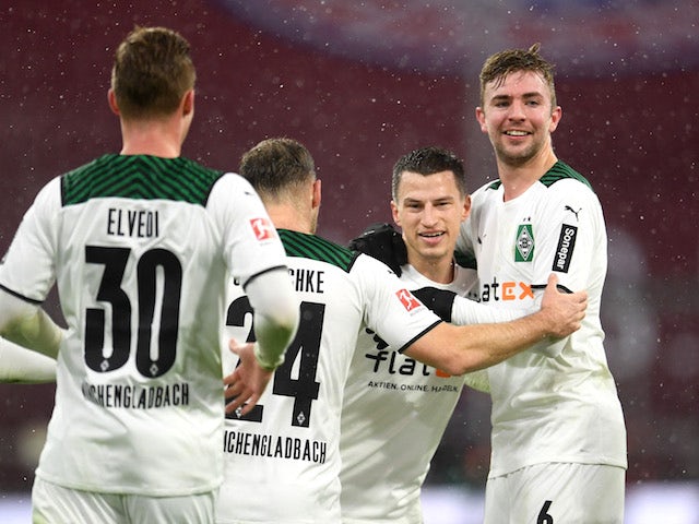 Stefan Lainer, do Borussia Monchengladbach, comemora seu segundo gol com companheiros de equipe em 7 de janeiro de 2022