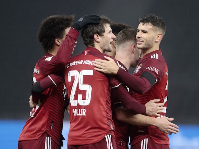 Thomas Muller, do Bayern de Munique, comemora seu segundo gol com companheiros de equipe em 23 de janeiro de 2022