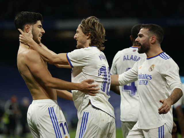 Marco Asensio, do Real Madrid, comemora seu primeiro gol com Luka Modric em 6 de fevereiro de 2022