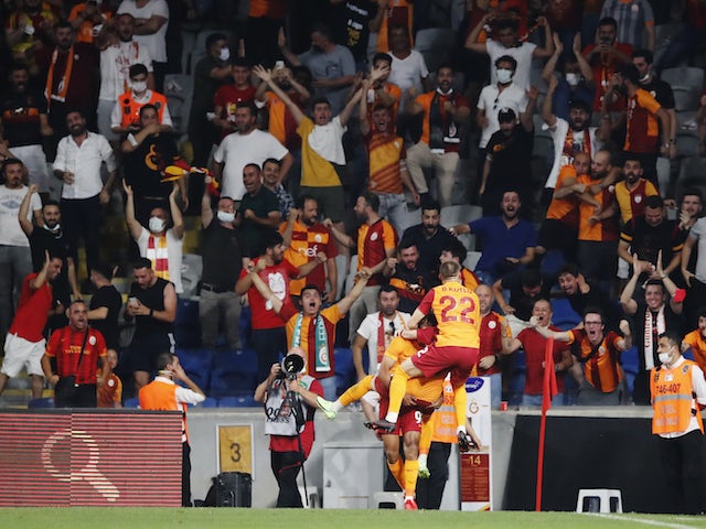 Sacha Boey, do Galatasaray, comemora seu primeiro gol com seus torcedores em 5 de agosto de 2021
